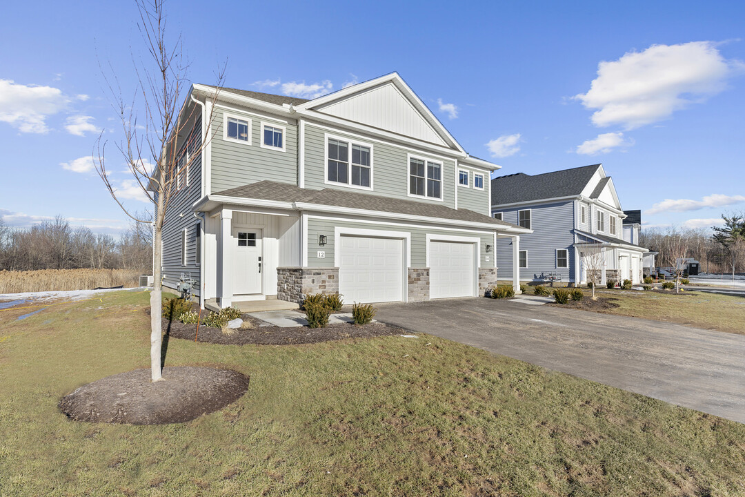 The Grand Meadows in East Granby, CT - Foto de edificio