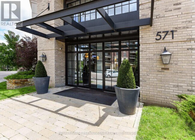 571 Prince Edward Dr N in Toronto, ON - Building Photo - Building Photo