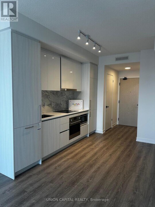195 Commerce St in Vaughan, ON - Building Photo