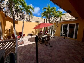 9942 Boynton Gardens Way in Boynton Beach, FL - Foto de edificio - Building Photo