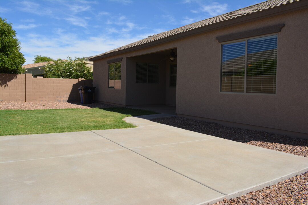 17458 W Gelding Dr in Surprise, AZ - Building Photo