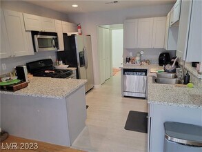 4049 Castle Cove Dr in Las Vegas, NV - Building Photo - Building Photo