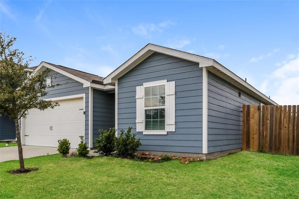 26106 Hals Dr in Magnolia, TX - Building Photo