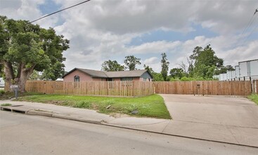 2032 W Little York Rd in Houston, TX - Building Photo - Building Photo