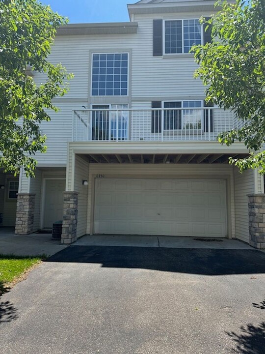 6750 Pine Crest Trail S in Cottage Grove, MN - Building Photo