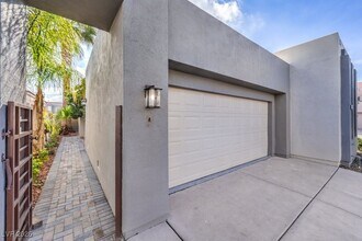 111 Twin Towers Ave in Las Vegas, NV - Building Photo - Building Photo