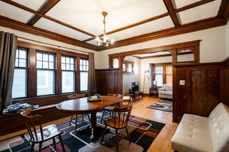 3416 N Oakland Ave in Milwaukee, WI - Foto de edificio - Building Photo