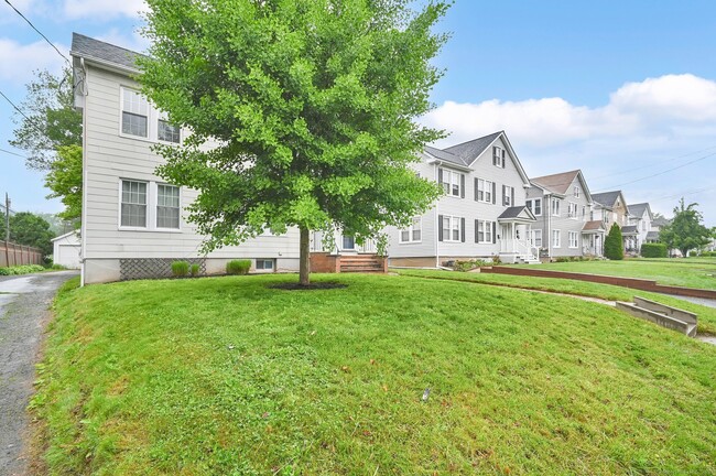 113 Cambridge St in West Hartford, CT - Foto de edificio - Building Photo