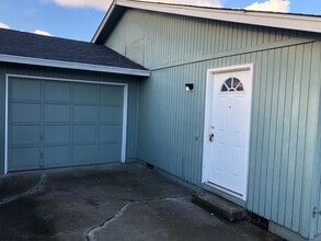 1049 N 16th St in Cottage Grove, OR - Building Photo - Building Photo