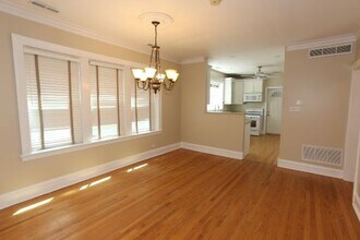 2619 W Greenleaf Ave, Unit J08P in Chicago, IL - Foto de edificio - Building Photo