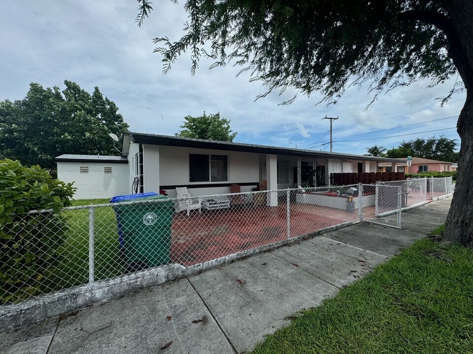 985 SW 34th Ave in Miami, FL - Building Photo