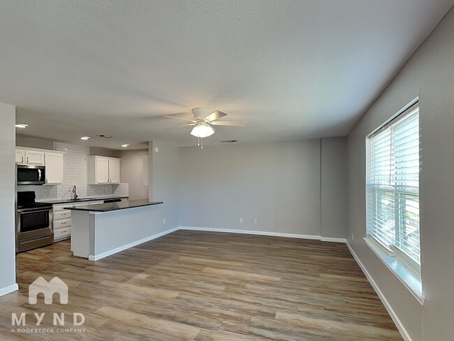 4892 Masch Branch Rd in Krum, TX - Foto de edificio - Building Photo