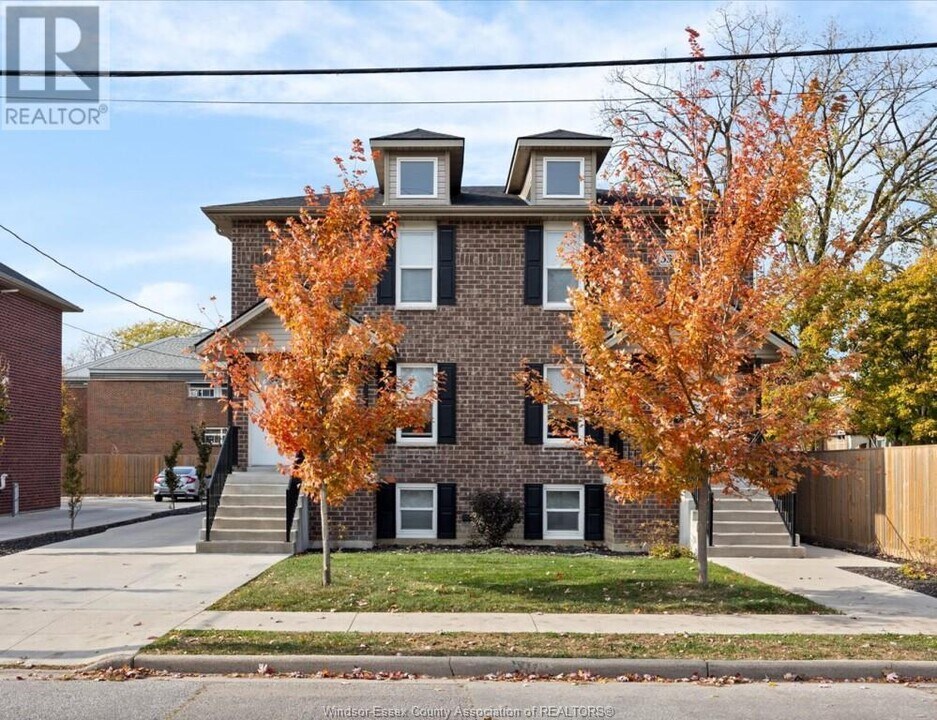 3340 Bloomfield Rd in Windsor, ON - Building Photo