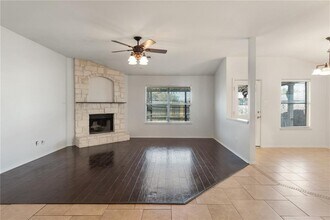 913 Cindy Ln in Leander, TX - Building Photo - Building Photo