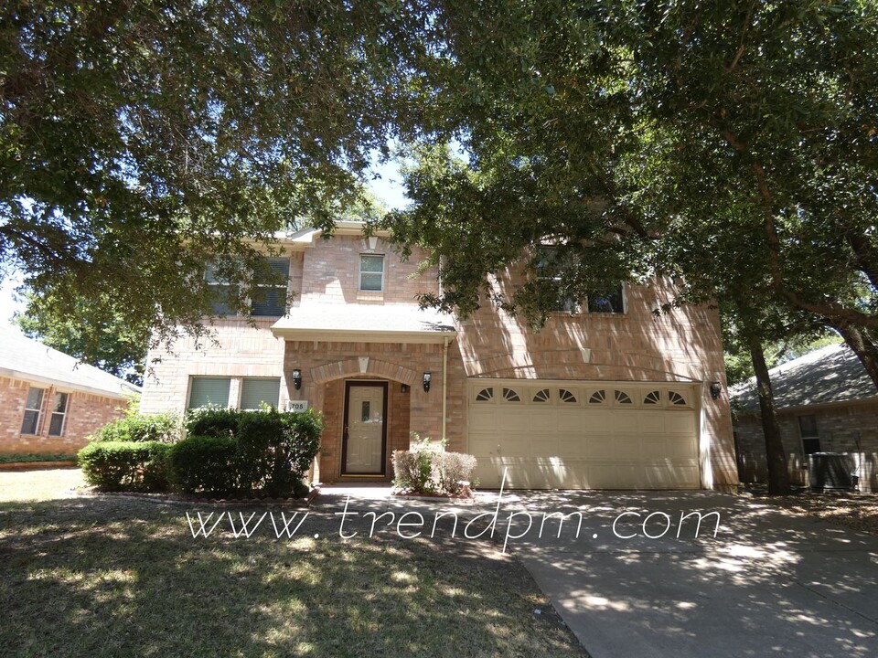 705 Brenda Ln in Euless, TX - Building Photo