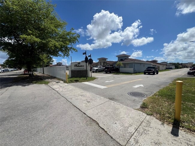 7001 W 35th Ave in Hialeah, FL - Building Photo - Building Photo