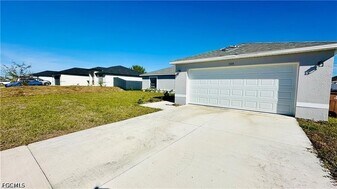 1105 NE 6th Pl in Cape Coral, FL - Building Photo
