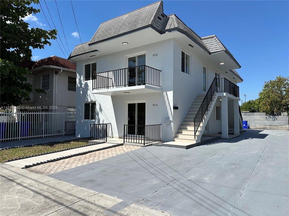 912 NW 24th Ct in Miami, FL - Foto de edificio