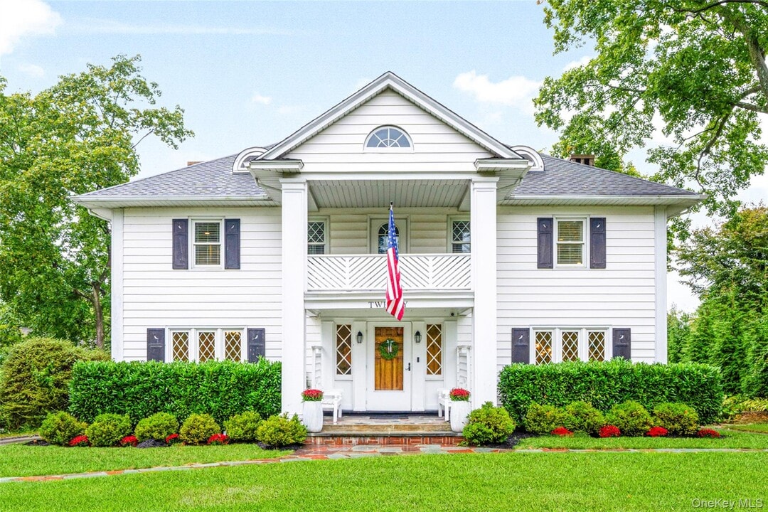 20 Elk Ave in New Rochelle, NY - Building Photo