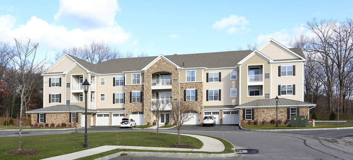 Newtown Woods Phase II in Newtown, CT - Foto de edificio