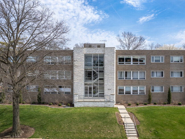 520 S Brentwood Blvd in Clayton, MO - Foto de edificio - Building Photo