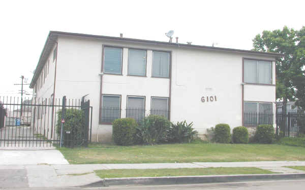 6101 8th Ave in Los Angeles, CA - Building Photo