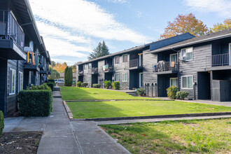 Sandy Terrace Apartments in Portland, OR - Foto de edificio - Building Photo