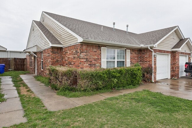 1316 Commerce Dr in Norman, OK - Foto de edificio - Building Photo