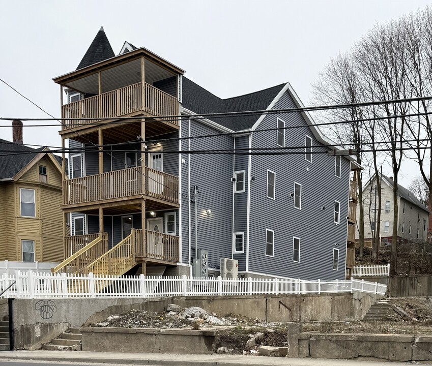 975 N Main St in Waterbury, CT - Building Photo