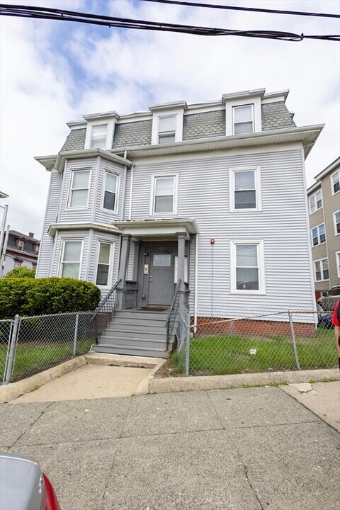 555 Essex St in Lynn, MA - Building Photo