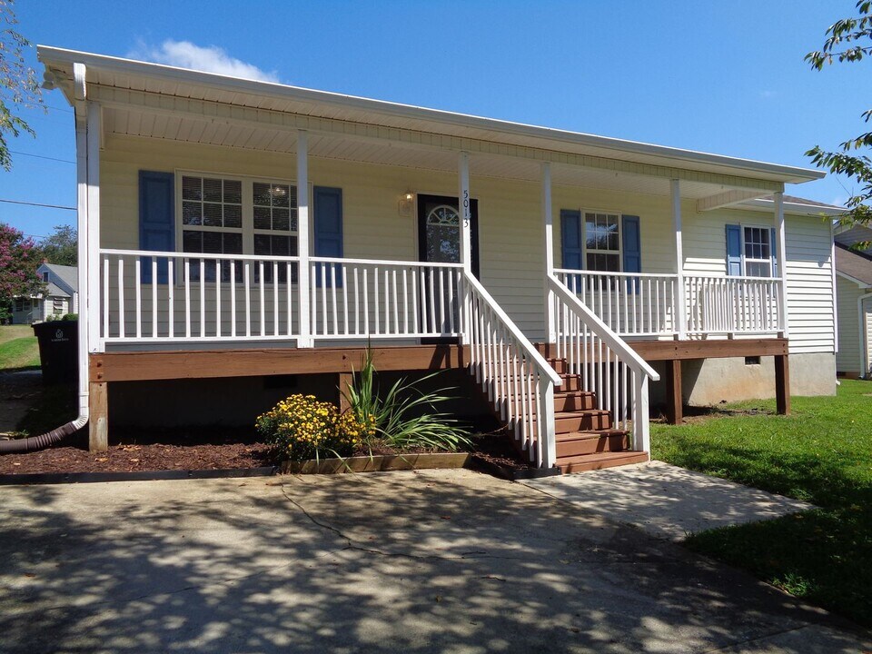 5013 Shattalon Dr in Winston-Salem, NC - Building Photo