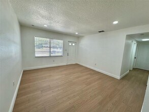 525 Clearfield Rd in Brandon, FL - Building Photo - Building Photo