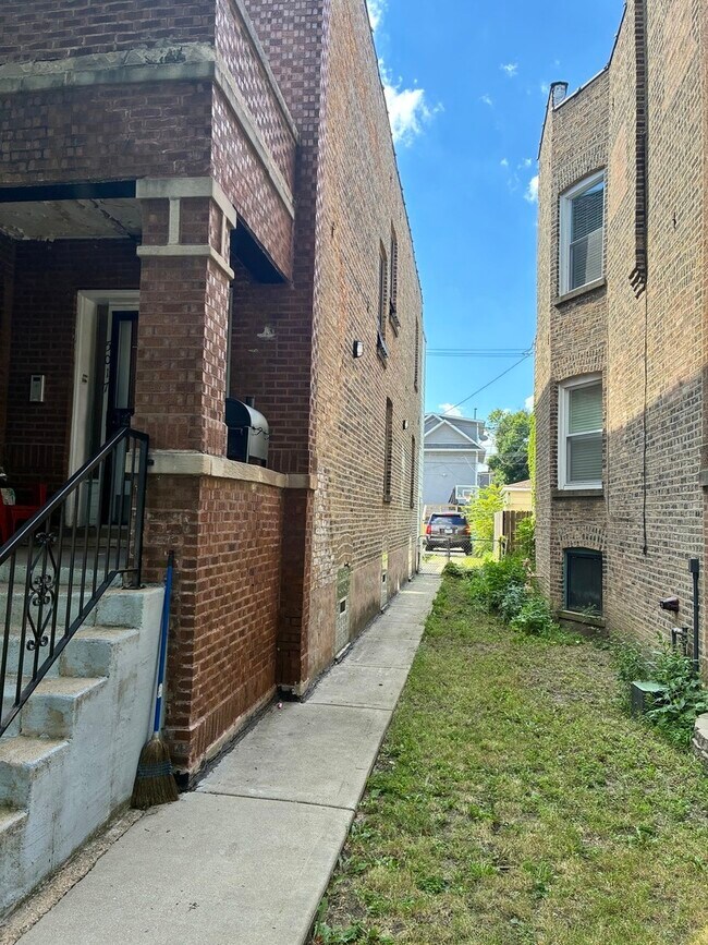 5017 W Agatite Ave in Chicago, IL - Building Photo - Building Photo
