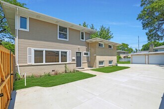 1247 Sherwood Rd in Glenview, IL - Foto de edificio - Building Photo