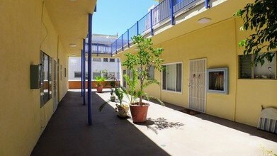 105 Atlantic Ave-Unit -01 in Long Beach, CA - Foto de edificio - Building Photo