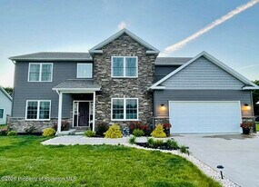 124 Falcon Ln in Archbald, PA - Building Photo