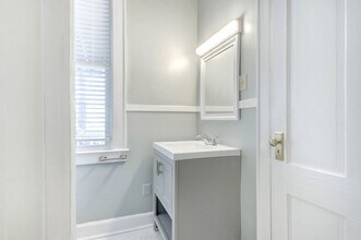 218 E Henry St-Unit -Unit B in Savannah, GA - Building Photo - Building Photo