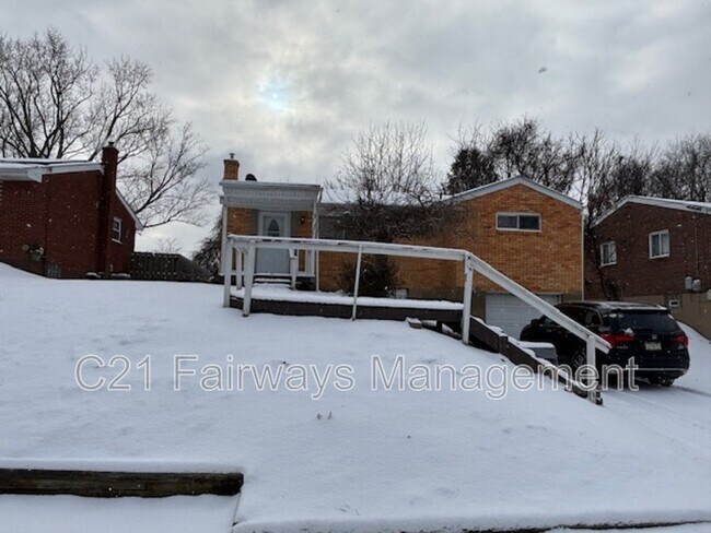 569 Guylyn Dr in Pittsburgh, PA - Building Photo - Building Photo