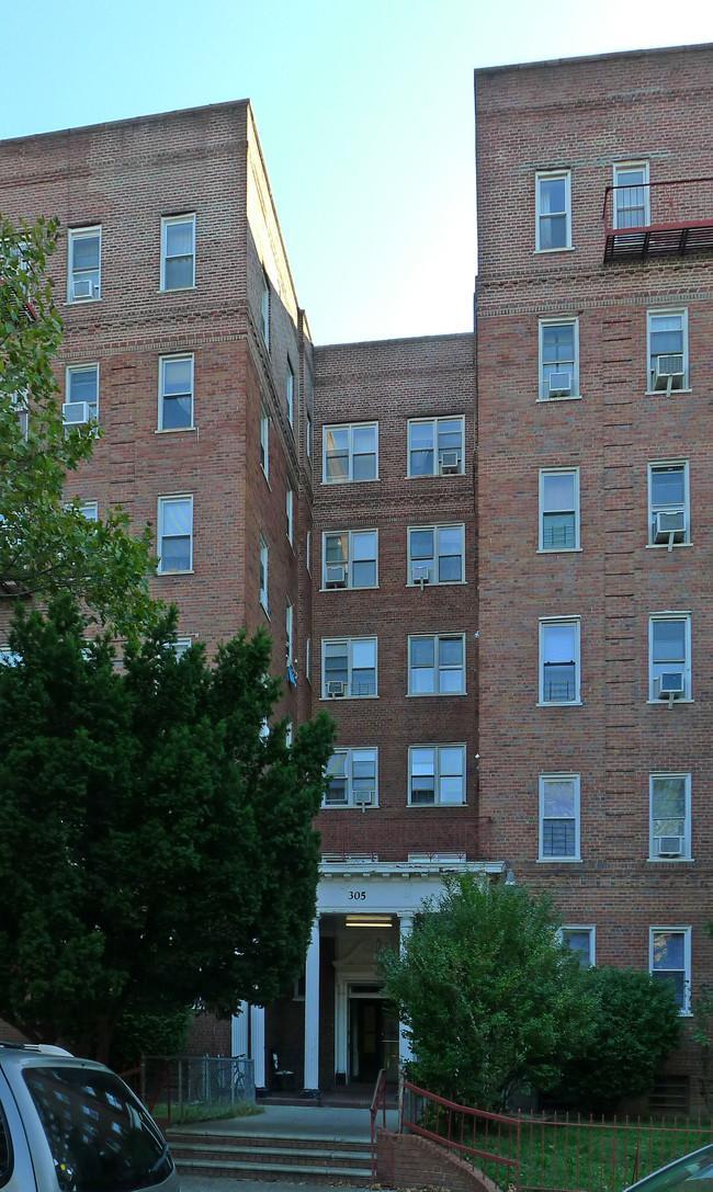 305 Ocean Parkway in Brooklyn, NY - Building Photo - Building Photo