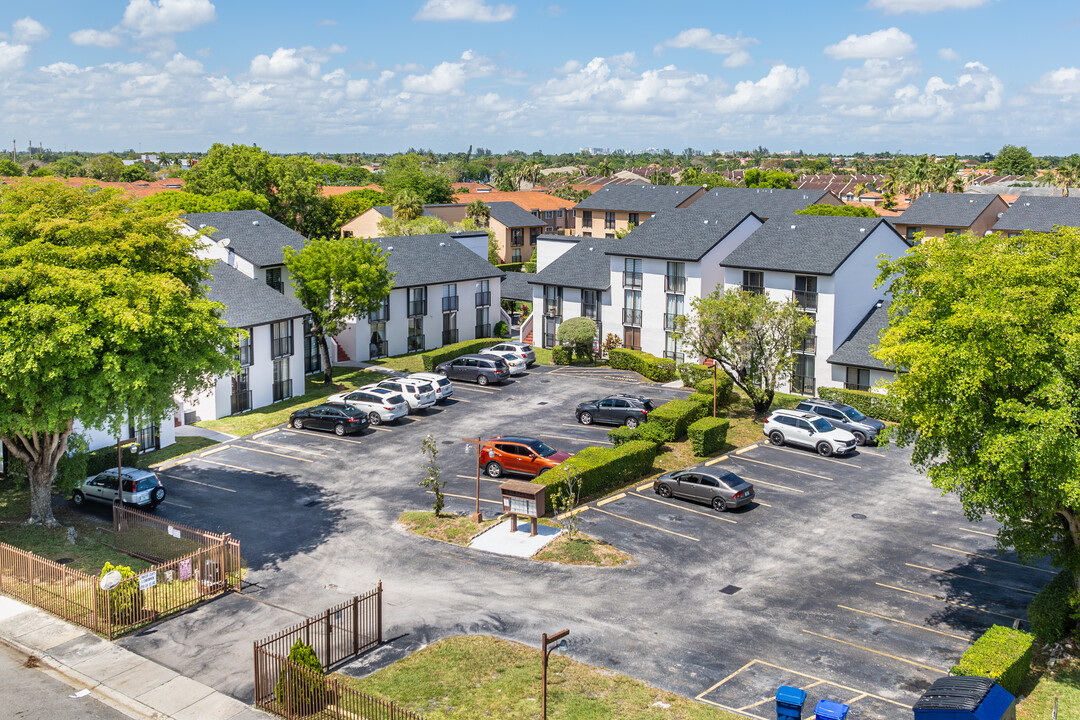 Lynbrook Courts Condominiums in Miami, FL - Building Photo