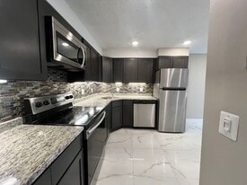 Gateway Estates in East Hartford, CT - Building Photo