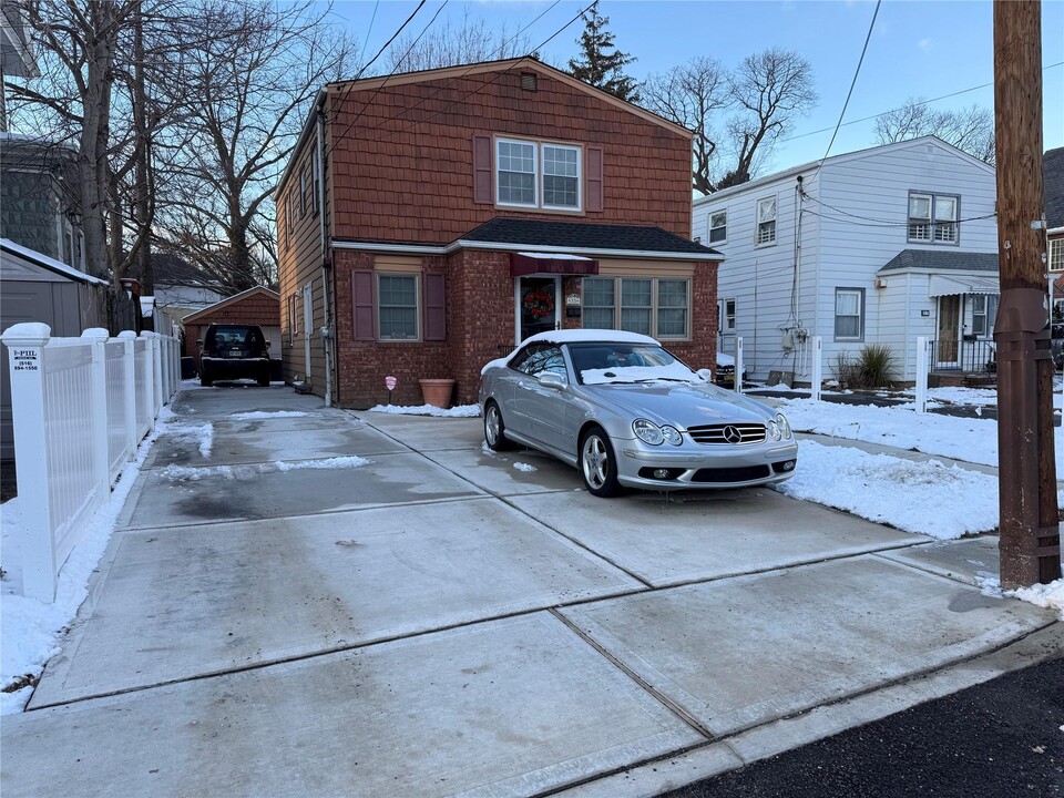 33 Howard Pl in Lynbrook, NY - Building Photo