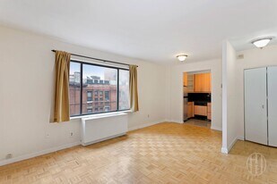 300 E 95th St in New York, NY - Building Photo