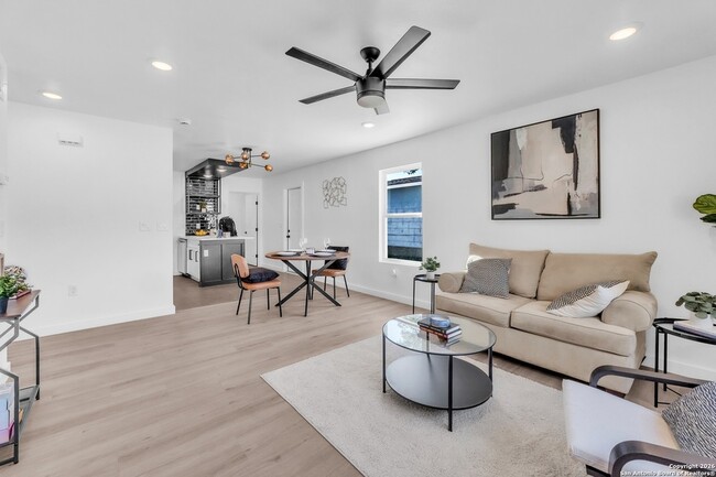 1118 Shadwell Dr in San Antonio, TX - Building Photo - Building Photo