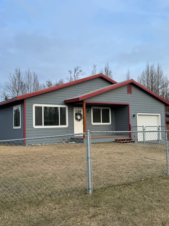 211 Montgomery Way in Palmer, AK - Building Photo