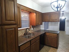 3008 Tipps Dr in Nederland, TX - Building Photo - Building Photo