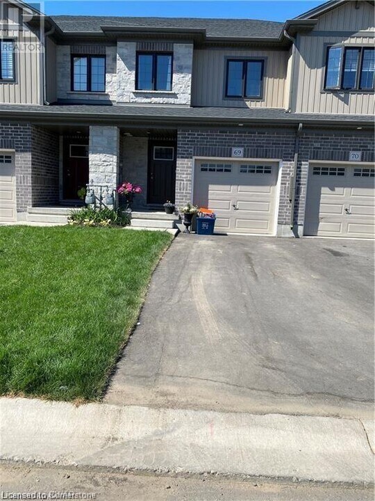 135 Hardcastle Dr in Cambridge, ON - Building Photo