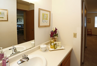 Park Avenue Apartments in White Bear Lake, MN - Building Photo - Interior Photo