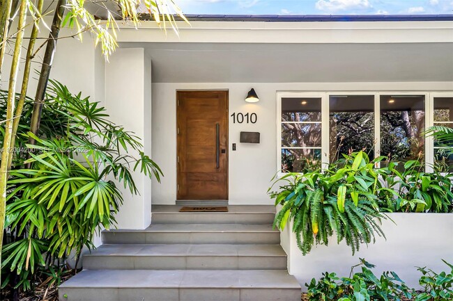 1010 Placetas Ave in Coral Gables, FL - Building Photo - Building Photo