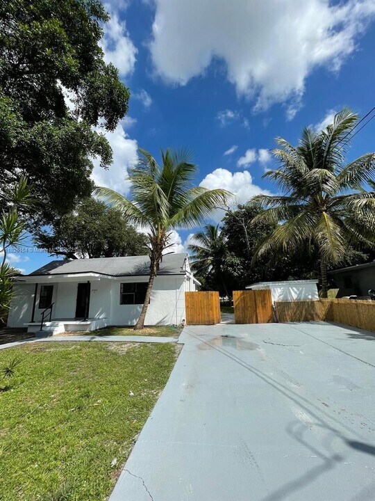 2265 NW 100th St in Miami, FL - Building Photo